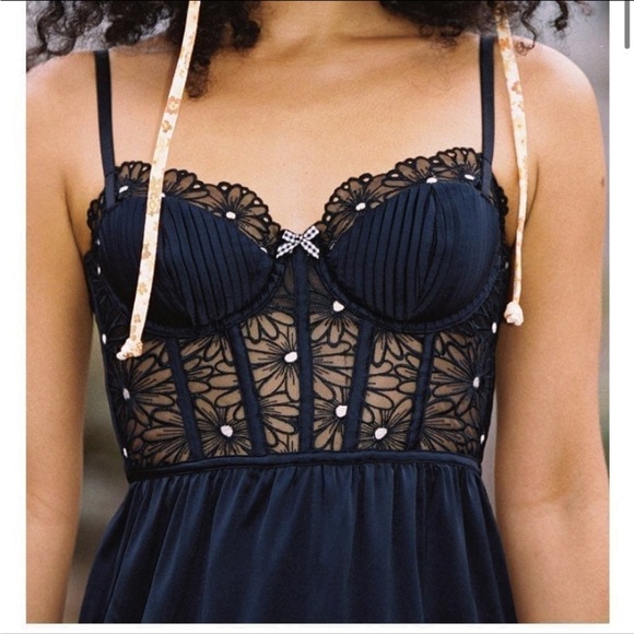 VS FOR LOVE & LEMONS
Lilou Embroidered Dress - Picture 5 of 10